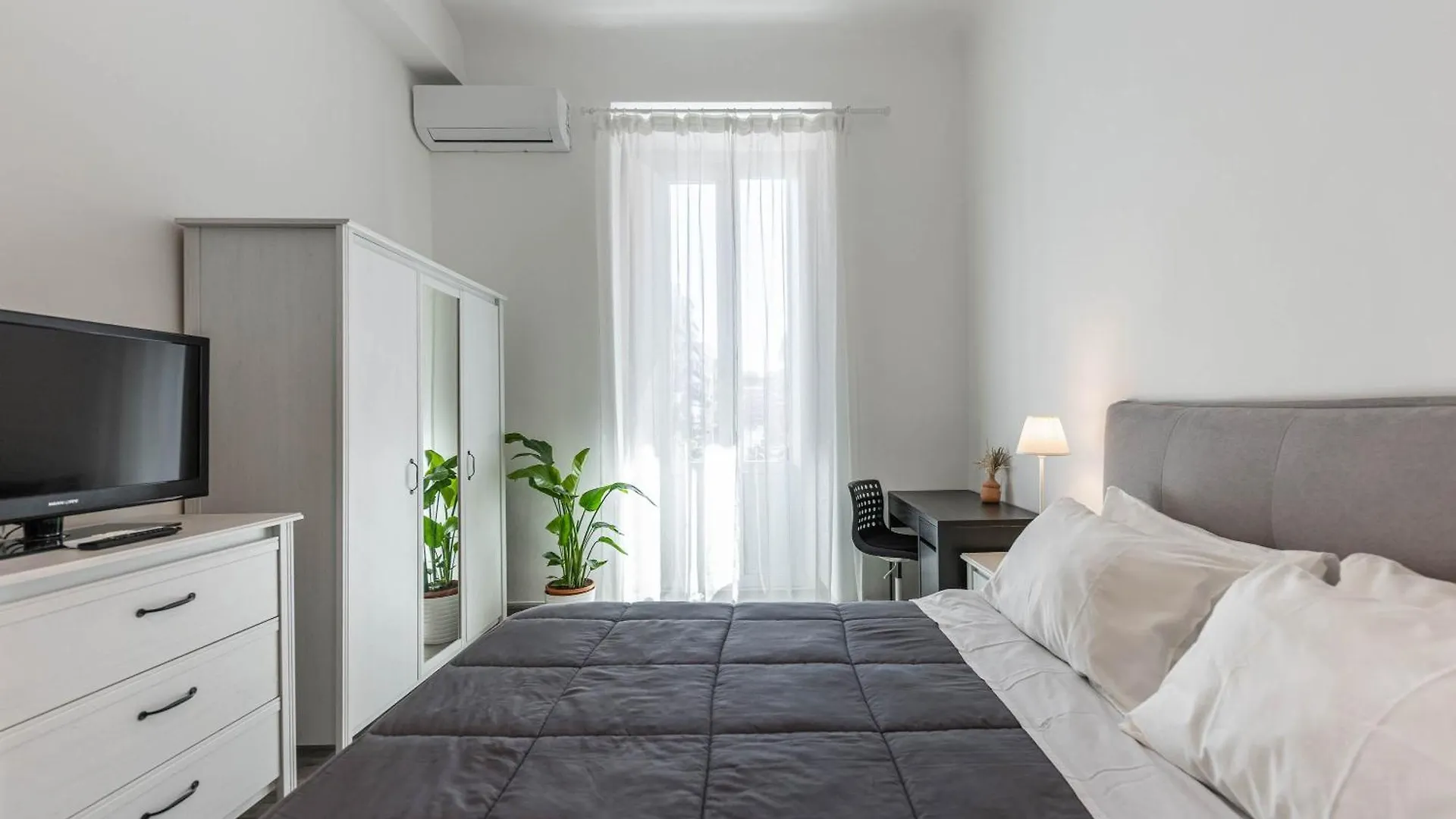 Sun House Apartment Bari 0*,  Italy